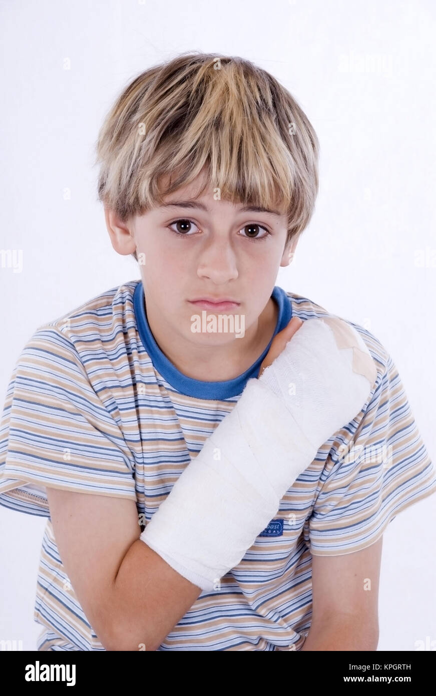 Junge, 11, mit Gipshand - boy with arm in plaster Stock Photo