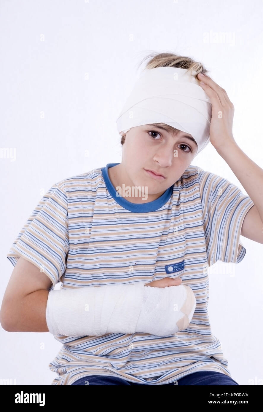 Junge, 11, mit Armgips und Kopfverband - boy with arm in plaster and ...