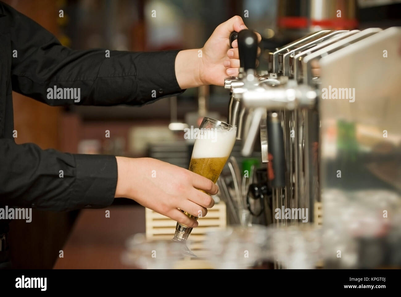 Model released , Kellner beim Bier zapfen - waiter Stock Photo