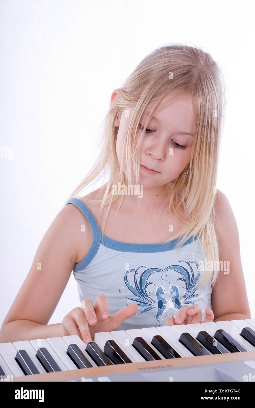 Model released , M?dchen, 7, spielt Keyboard - girl plays keyboard Stock Photo