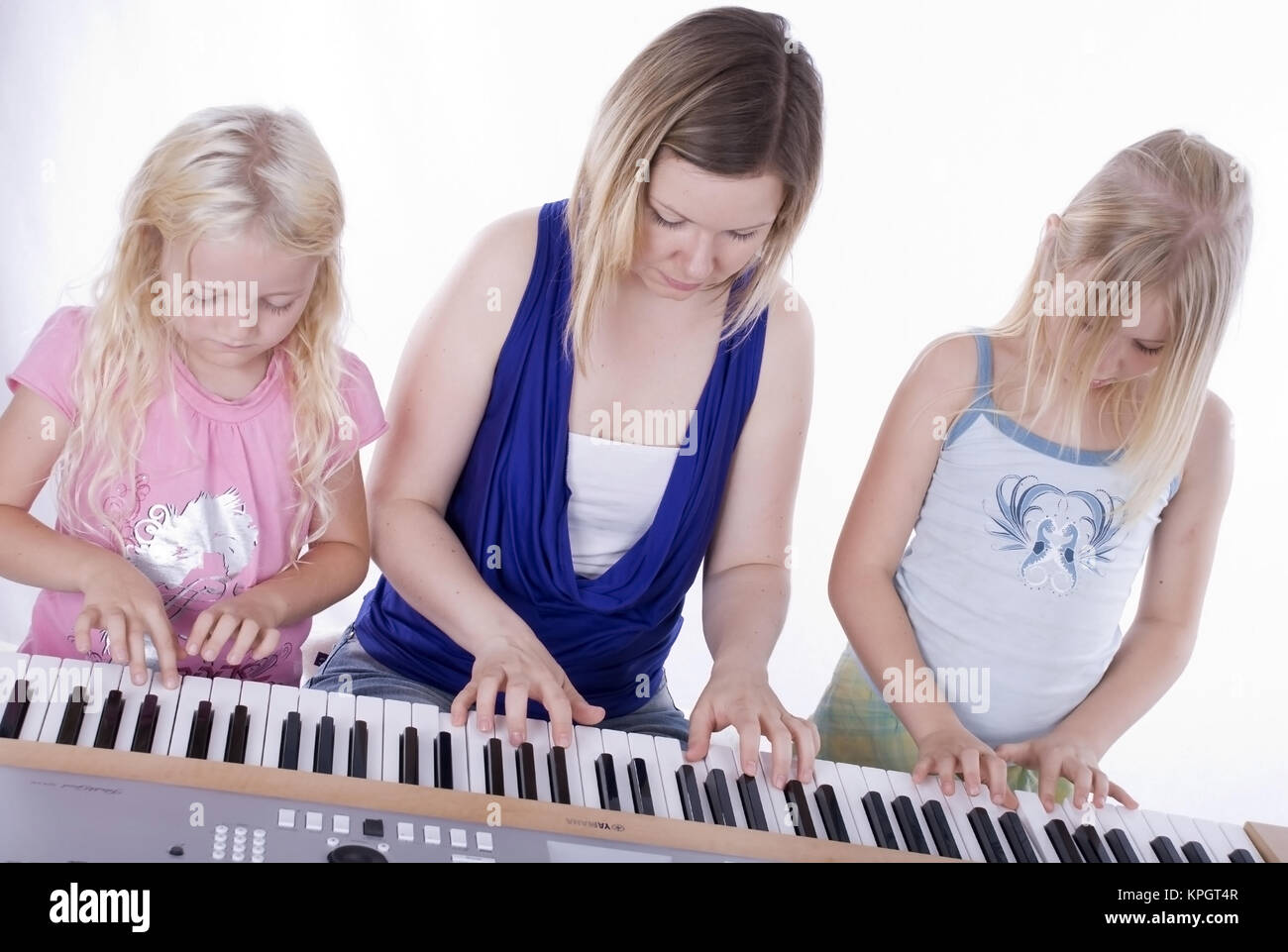 https://c8.alamy.com/comp/KPGT4R/model-released-frau-und-kinder-7-spielen-am-keyboard-woman-and-children-KPGT4R.jpg