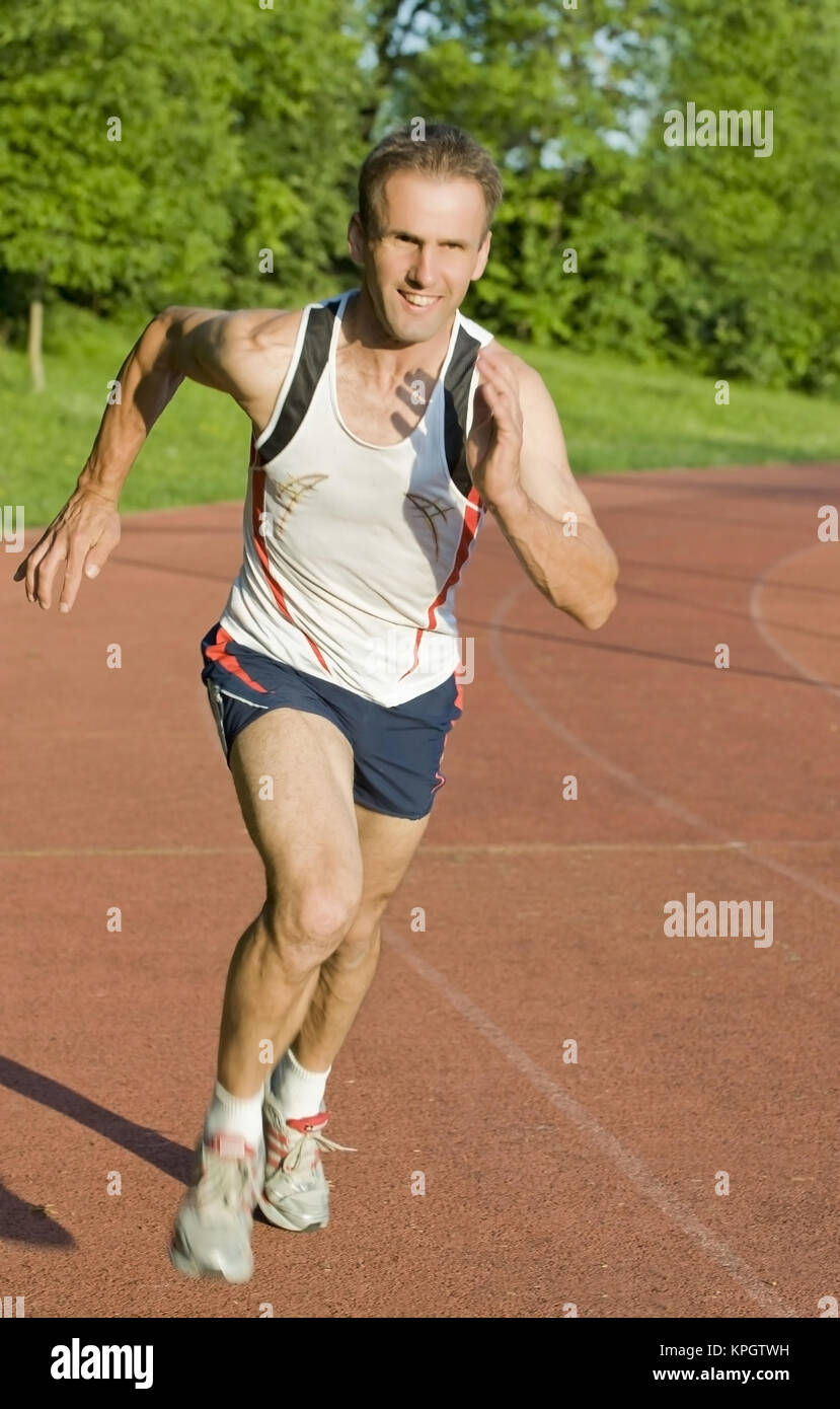 Model released , Mann auf Laufbahn - man on running track Stock Photo