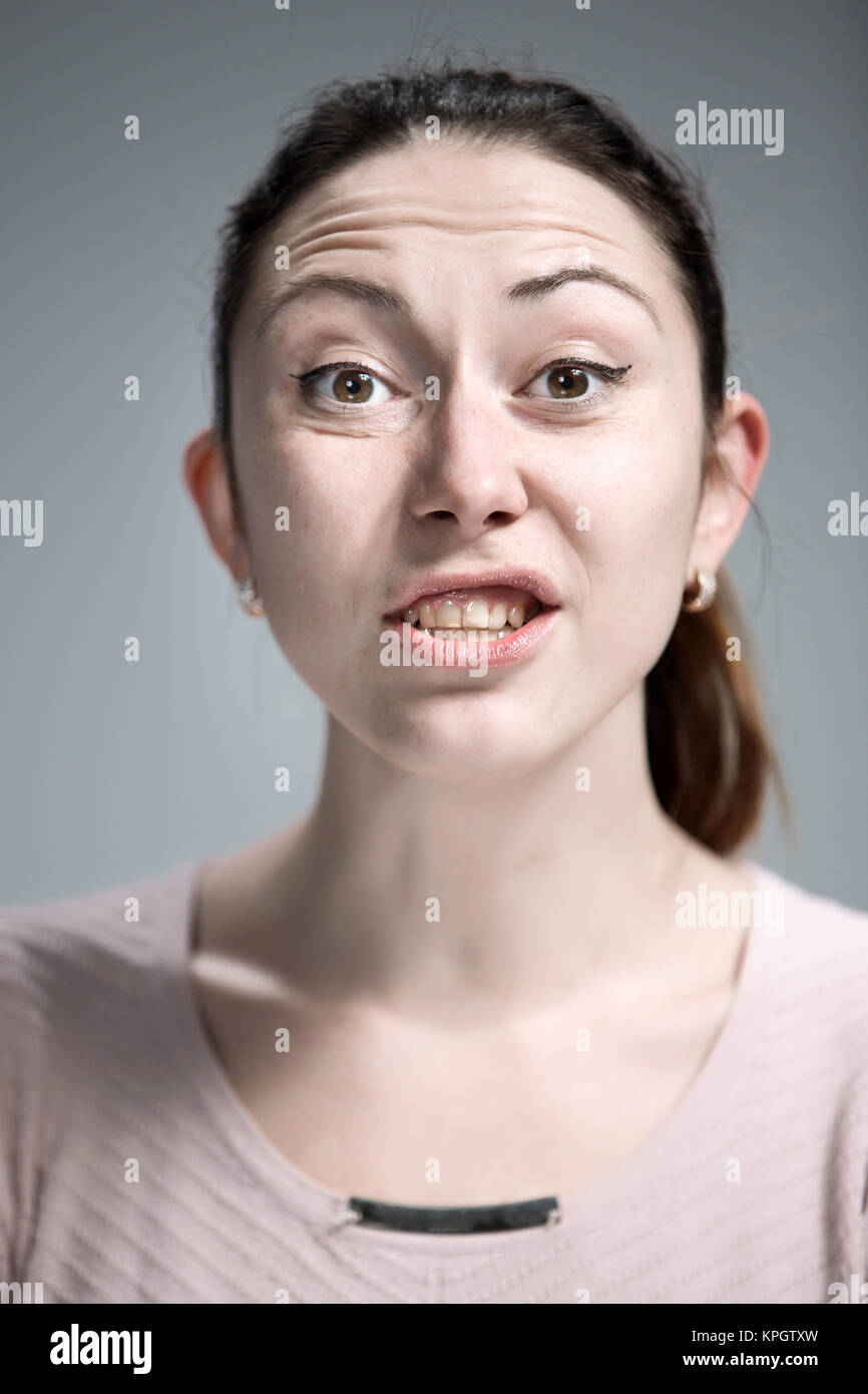 Пренебрежение к человеку. Недовольное лицо. Хмурое лицо женщины. Женские противны. Гримаса сварливой женщины.