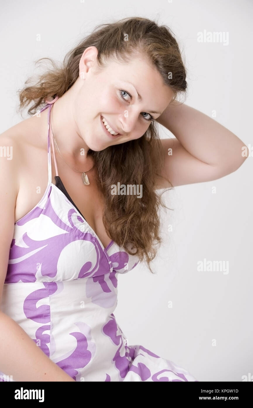Model released , Braunhaarige, attraktive Frau, 25, im Portrait - brown  haired woman in portrait Stock Photo - Alamy
