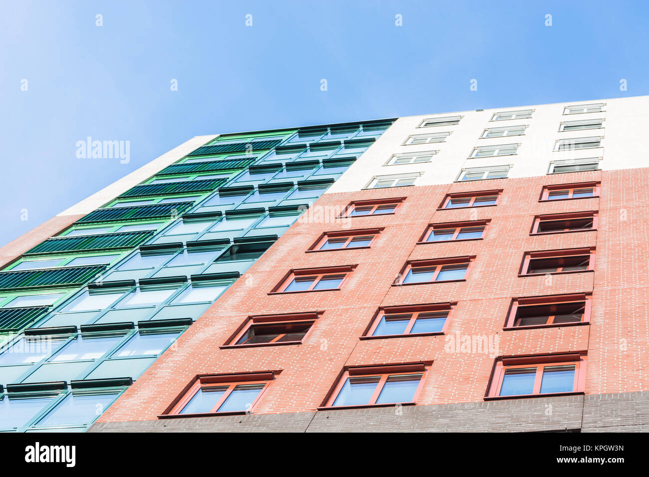 Panorama und Perspektive Blick die bunte Fassade eines Hochhaus Wohn-Apartments. Stock Photo