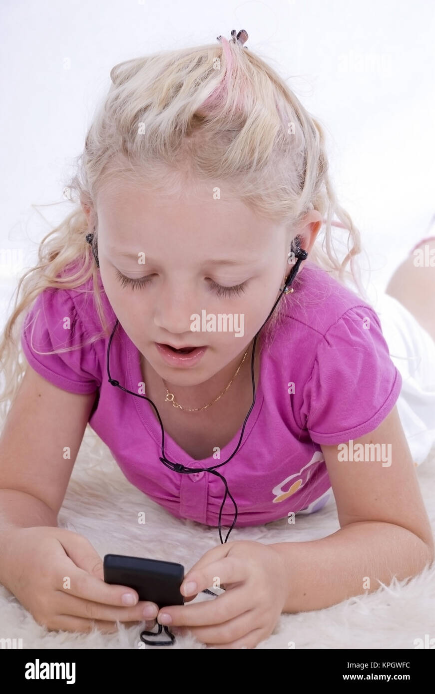 M?dchen, 7, hoert Musik - girl listening to music Stock Photo