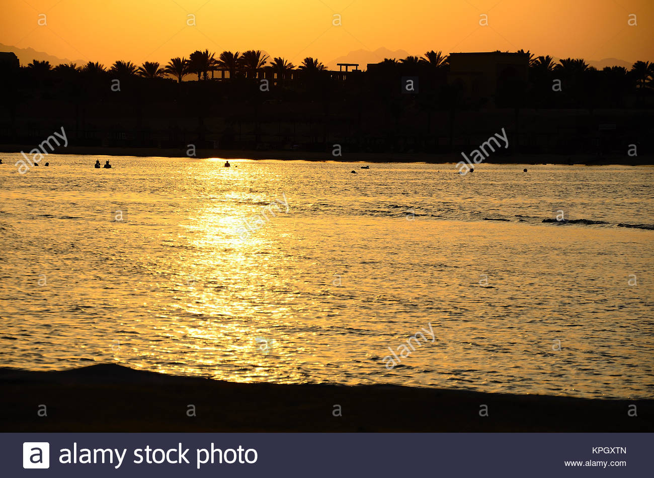 Warmer Sonnenuntergang Mit Strand Am Meer Und Vielen Palmen Stock Photo Alamy