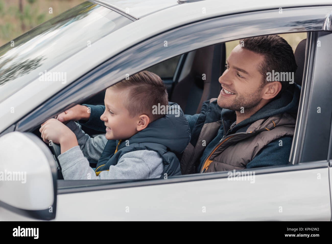 Показал машины папы. Машина для папы. Машина для сына. Папа с сыном за рулем. Ребенок с папой за рулем.