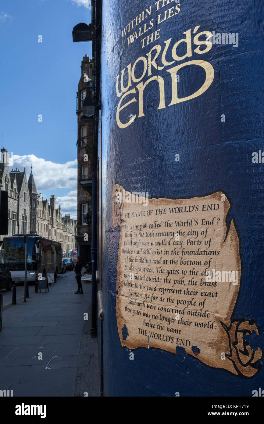 Sign outside the historic World's End pub on Edinburgh's Royal Mile Stock Photo