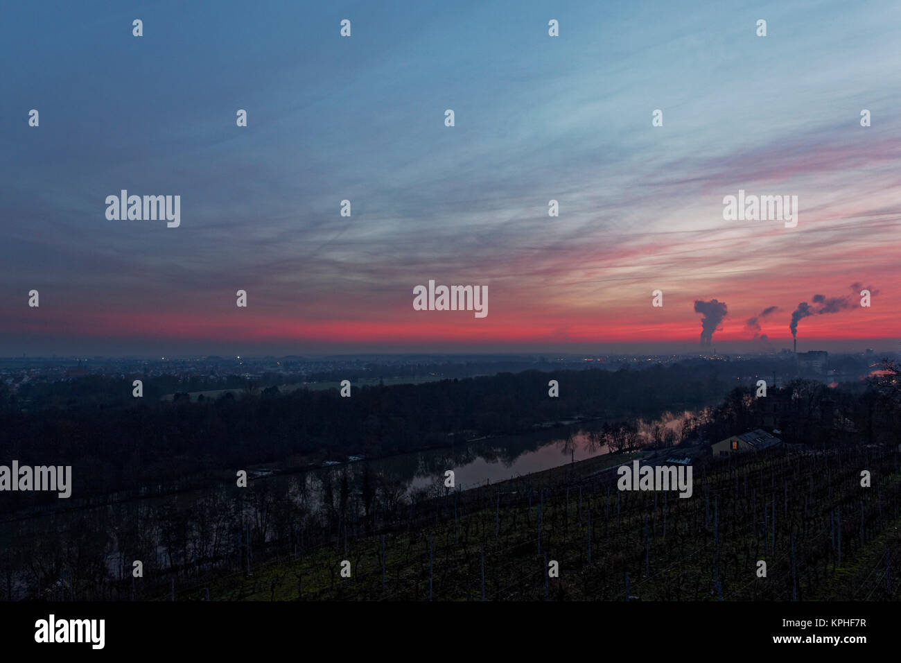 Blick von der Peterstirn mit seinen Weinlagen auf die Industriestadt Schweinfurt und ihr Umland in der Mainebene, Unterfranken, Bayern, Deutschland Stock Photo