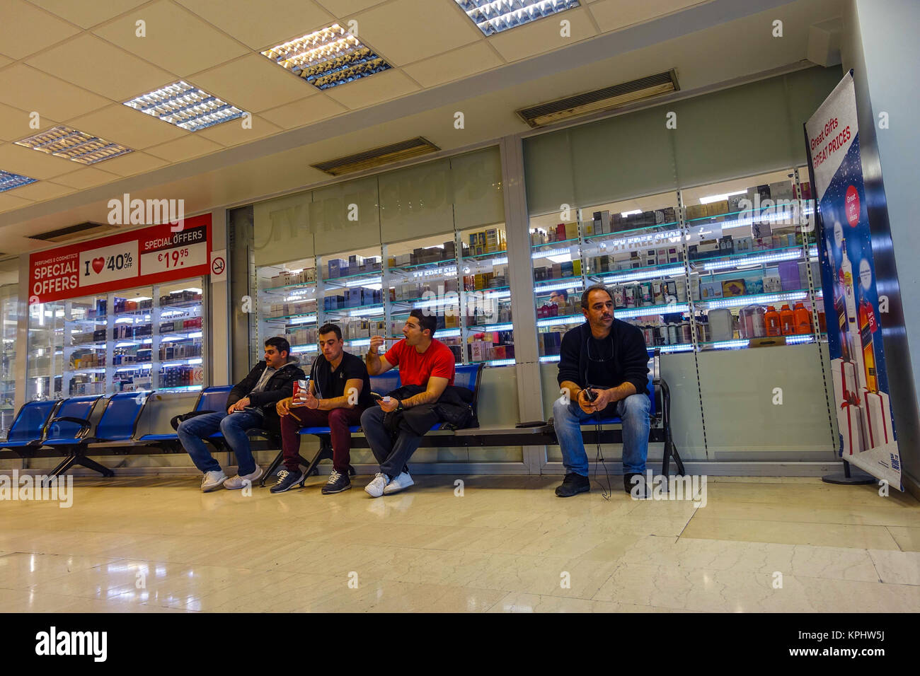 Free shop at the airport hi-res stock photography and images - Page 23