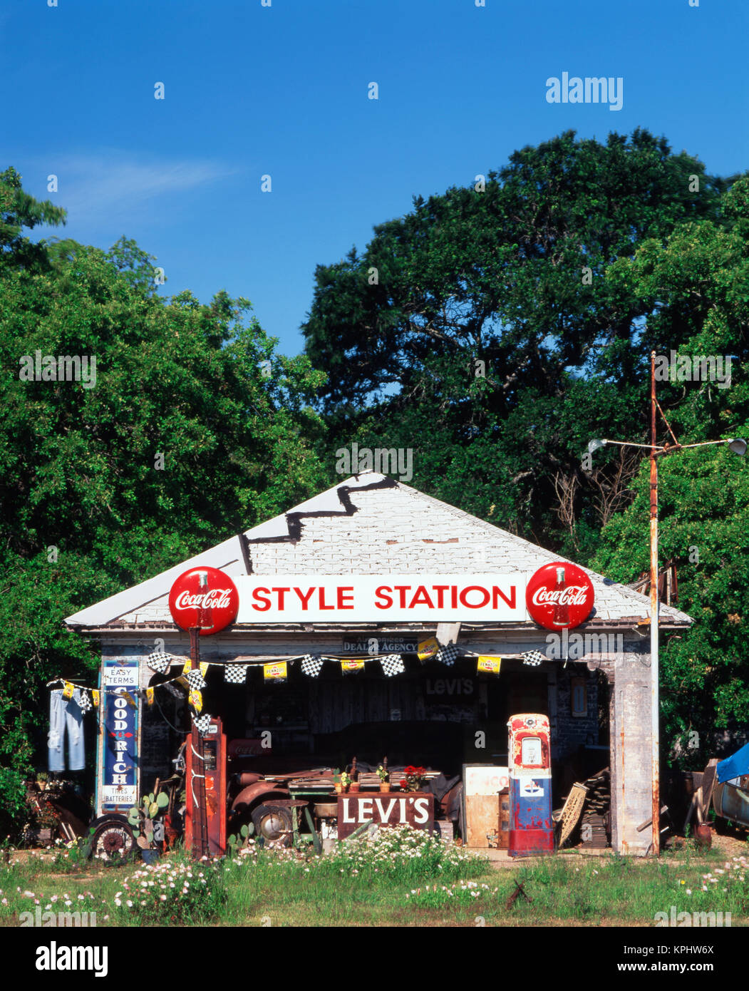 USA, Texas, Waco, Old gas station at roadside (Large format sizes
