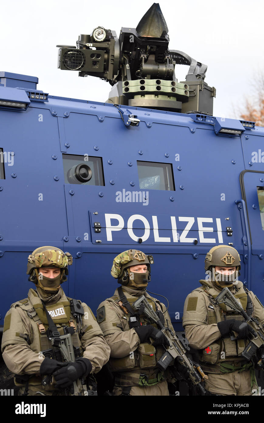 leipzig-germany-15-december-2017-armed-police-officers-of-the-sek-KPJACB.jpg
