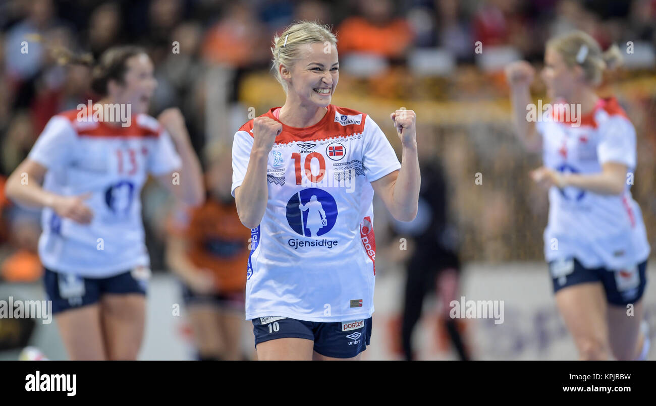 Hamburg, Germany. 15th Dec, 2017. Norway's Stine Bredal Oftedal (C) celebrating a score during the 2017 World Women's Handball Championship semi-final match between Norway and the Netherlands in the Barclaycard Arena in Hamburg, Germany, 15 December 2017. Credit: Axel Heimken/dpa/Alamy Live News Stock Photo