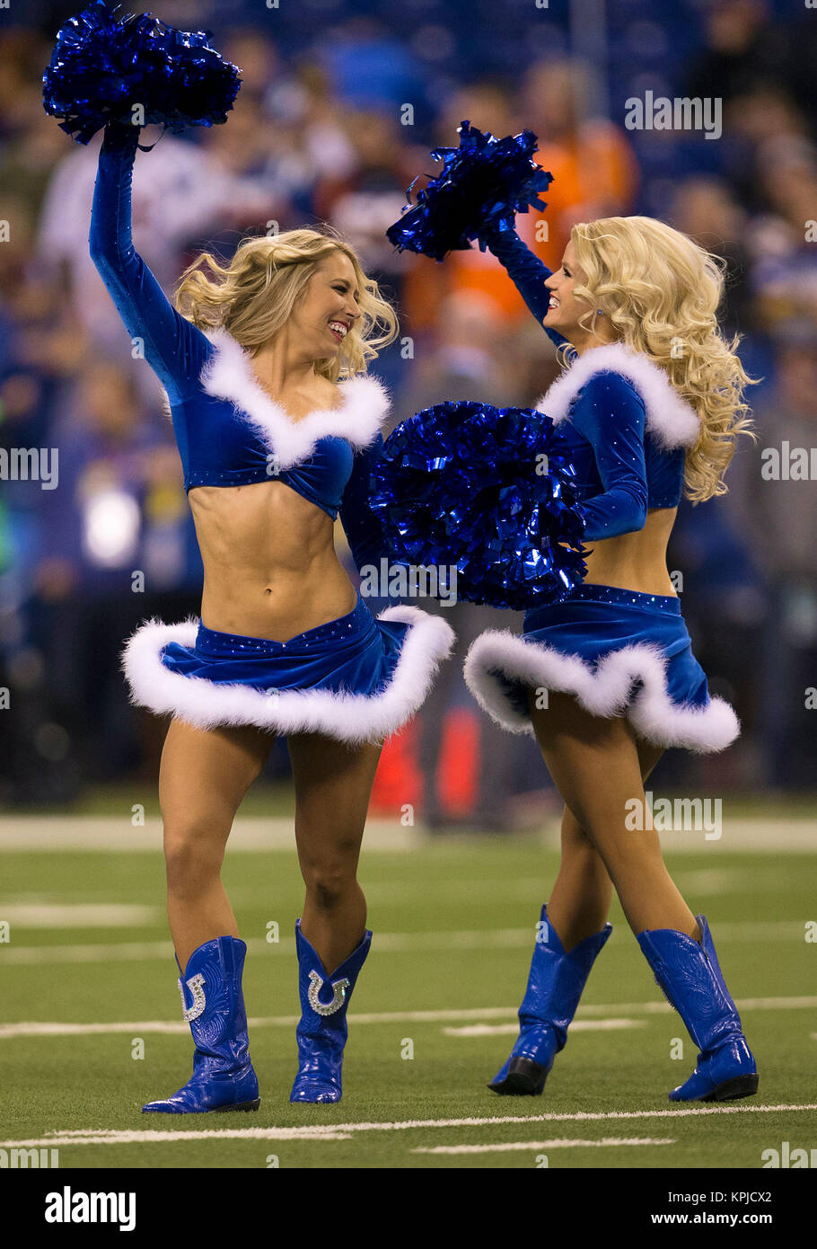 Photo: Broncos Cheerleaders Perform in Christmas Holiday Costumes in Denver  - DEN2009122013 