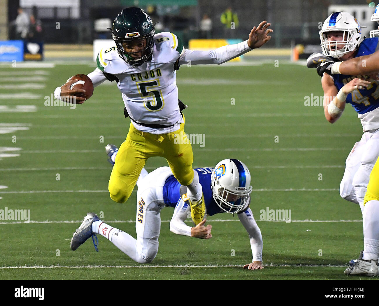 Sacramento, CA. 15th Dec, 2017. Cajon Cowboys quarterback Jayden