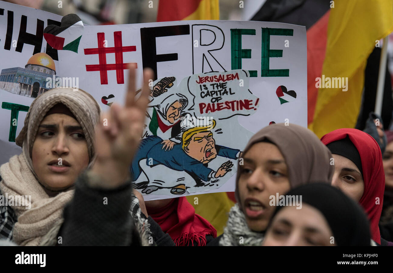Frankfurt,, Germany. 16th Dec, 2017. Palestinians protest against the recognition of Jerusalem as Irsael's capital by the USA in Frankfurt,, Germany, 16 December 2017. The protest march was organised by the 'Palaestinensischen Gemeinschaft in Deutschland' (PGD) (lit. Palestinian Community in Germany). Credit: Boris Roessler/dpa/Alamy Live News Stock Photo