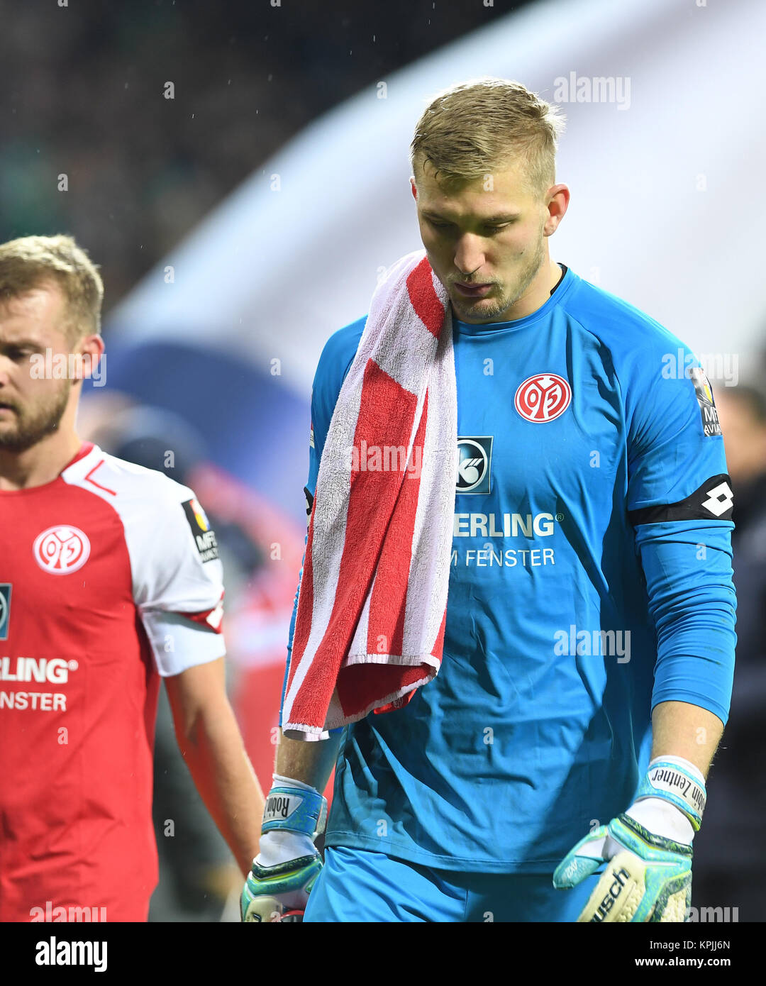 Mainz' goalkeeper Robin Zentner leaves the pitch during the break at the German Bundesliga soccer match between Werder Bremen and 1. FSV Mainz 05 in the Weserstadion in Bremen, Germany, 16 December 2017. Junuzovic is not able to play due to an injury.    (EMBARGO CONDITIONS - ATTENTION: Due to the accreditation guidelines, the DFL only permits the publication and utilisation of up to 15 pictures per match on the internet and in online media during the match.) Photo: Carmen Jaspersen/dpa Stock Photo