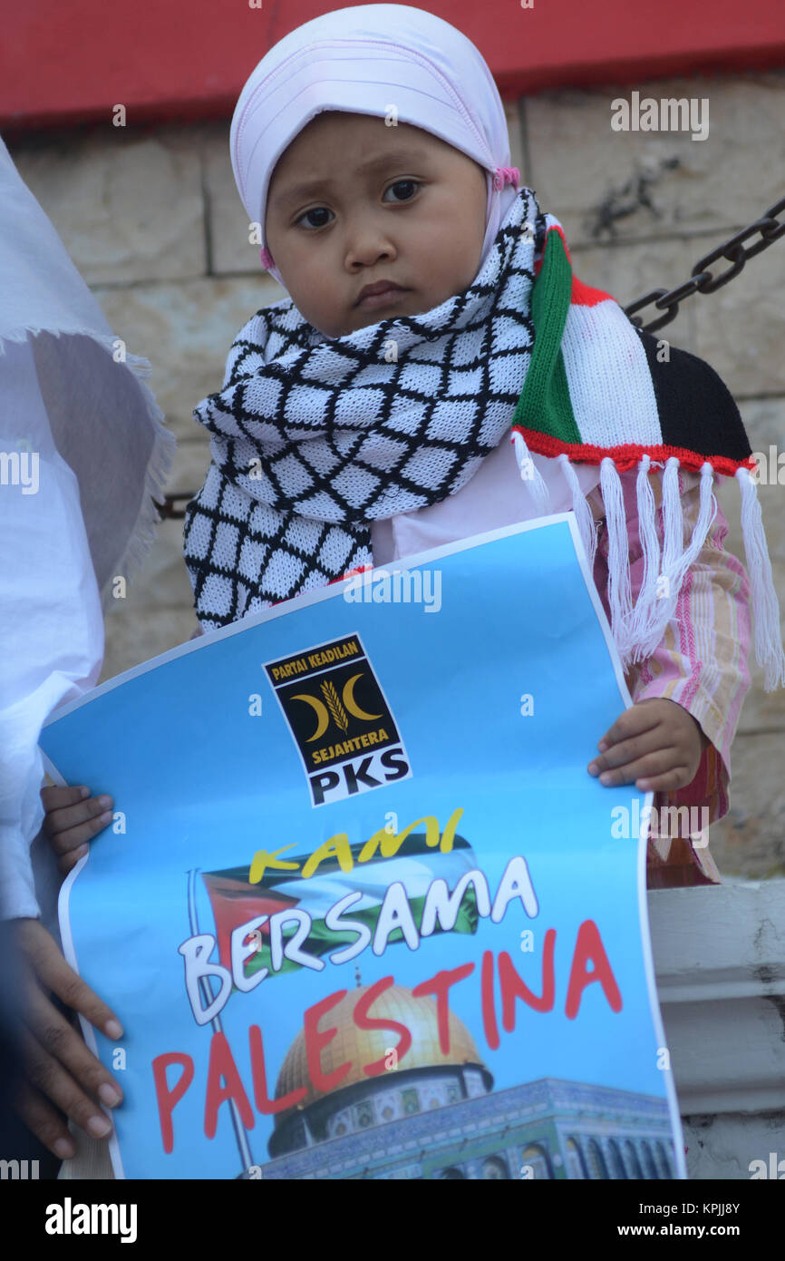 Central Sulawesi, Indonesia. 16th December, 2017. A child participated in the action of defending Palestine at Bundaran Hasanuddin Palu, Central Sulawesi, Indonesia, Saturday . In addition to protesting President Trump's unilateral claim over Jerusalem as the capital of Israel, the campaign also campaigned for the rescue of Palestinian children which, according to the International Child Protection Agency, at least 2012 children are victims of violence committed by Israel from 2000 to the end of 2016 in the Gaza Strip, the West Bank and Jerusalem. Credit: Basri Marzuki/Alamy Live News Stock Photo