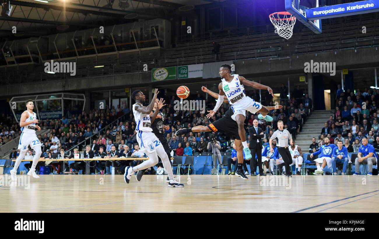 Karlsruhe, Deutschland. 16th Dec, 2017. Spektakulaeres Zuspiel von Richard Williams (Lions Karlsruhe) im duels with Corban Wynne Caspar Collins (Kirchheim) auf links: Roland L'Amour Nyama (Lions Karlsruhe). GES/ Basketball/ ProA: PSK Lions - Kirchheim Knights, 16.12.2017 -- |usage worldwide Credit: dpa/Alamy Live News Stock Photo