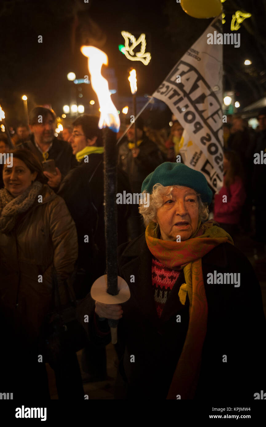 Barcelona, Spain. 16 Dec. 2017.  People march holding torches during a protest in support of Catalonian politicians who have been jailed on charges of sedition.  Credit: Charlie Perez/Alamy live News Stock Photo