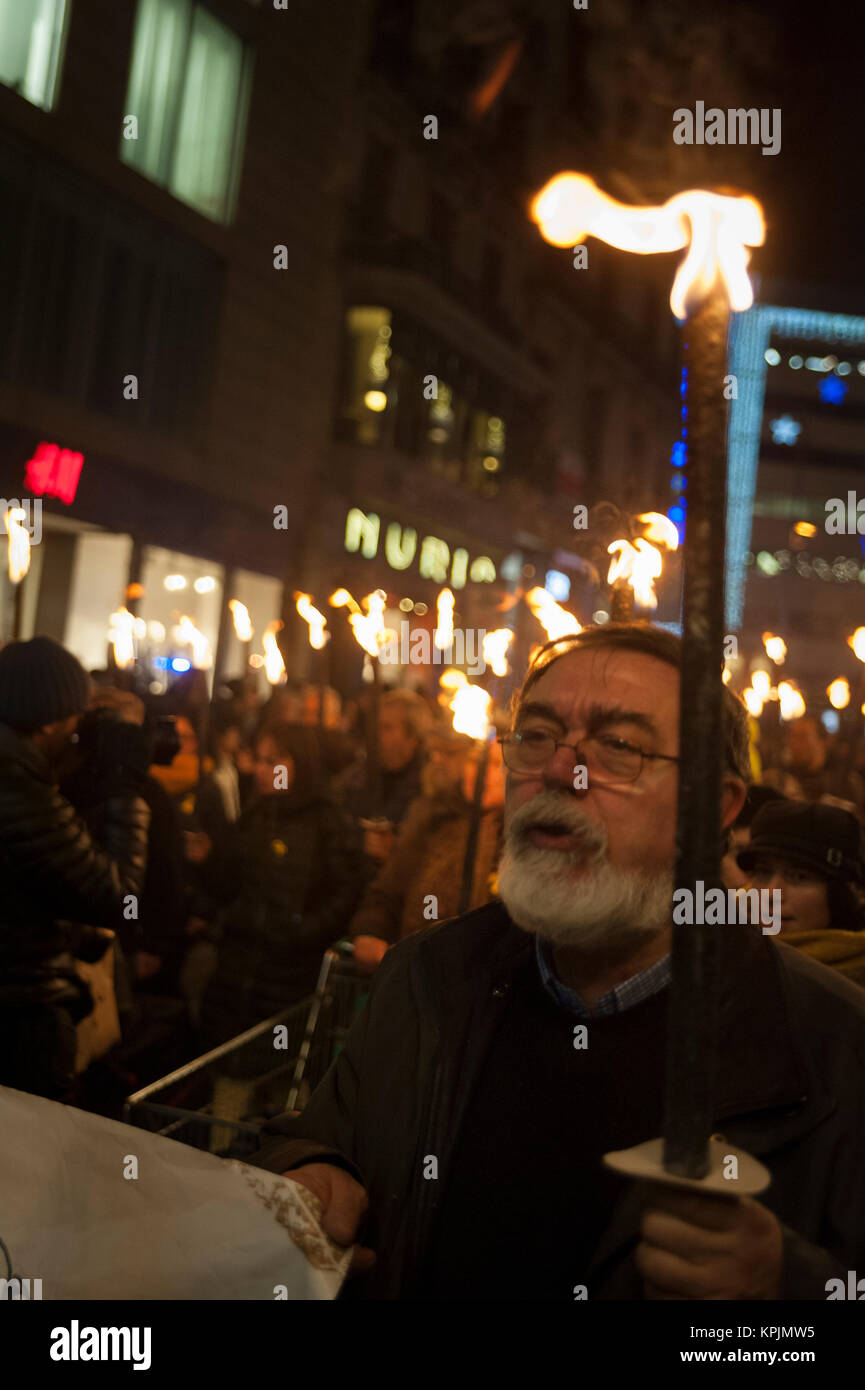 Barcelona, Spain. 16 Dec. 2017.  People march holding torches during a protest in support of Catalonian politicians who have been jailed on charges of sedition.  Credit: Charlie Perez/Alamy live News Stock Photo