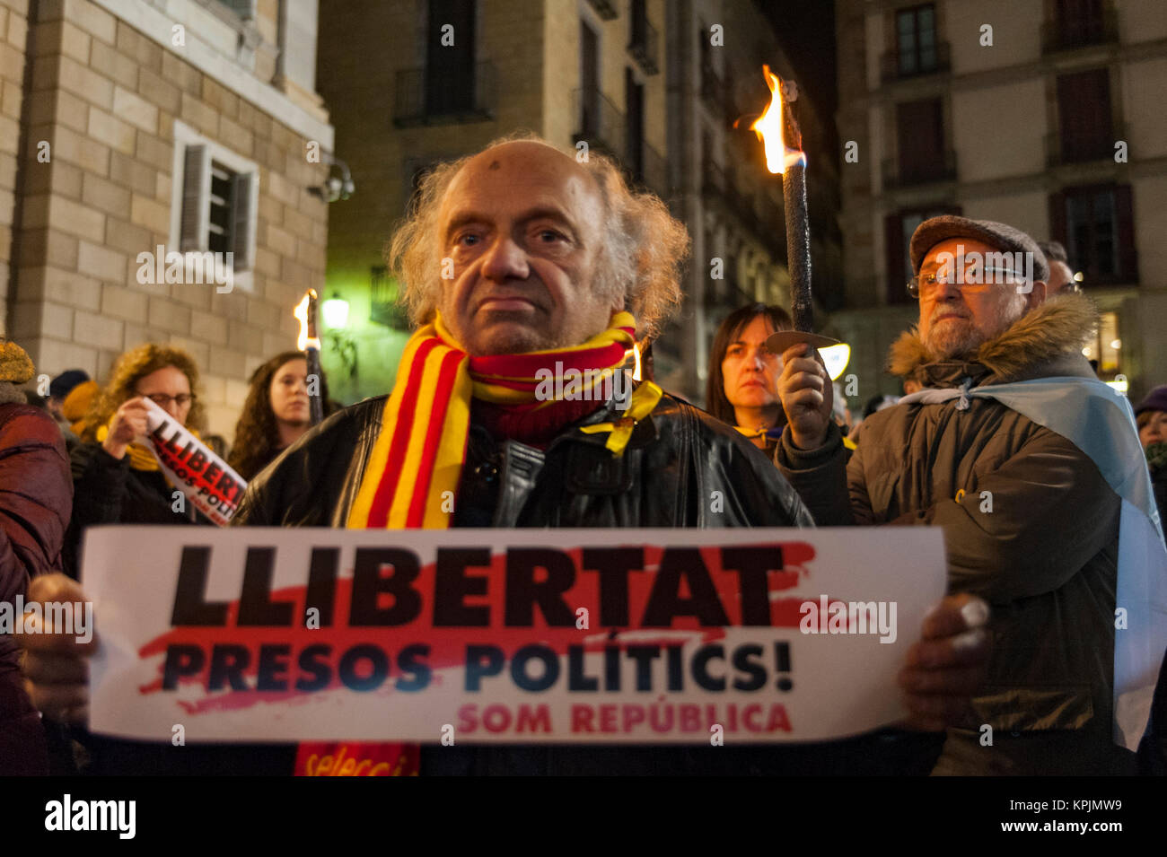 Barcelona, Spain. 16 Dec. 2017.  People march holding torches during a protest in support of Catalonian politicians who have been jailed on charges of sedition.  Credit: Charlie Perez/Alamy live News Stock Photo