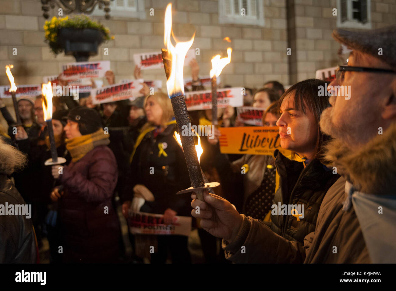 Barcelona, Spain. 16 Dec. 2017.  People march holding torches during a protest in support of Catalonian politicians who have been jailed on charges of sedition.  Credit: Charlie Perez/Alamy live News Stock Photo