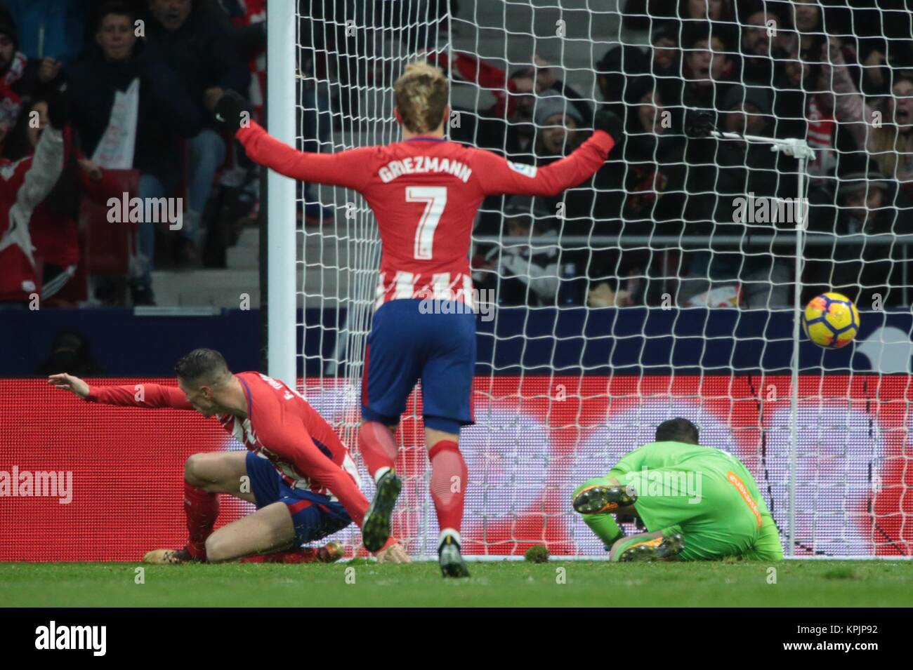 Madrid. 17th Dec, 2017. Atletico Madrid's Fernando Torres (L) shoots to score during the Spanish league match between Atletico Madrid and Alaves in Madrid, Spain. Atletico Madrid won 1-0. Credit: Juan Carlos Rojas/Xinhua/Alamy Live News Stock Photo