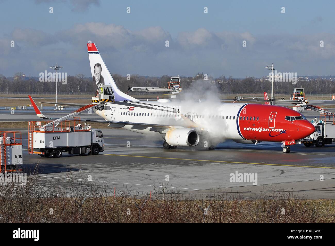 DE-ICING OF NORWEGIAN AIR SHUTTLE BOEING 737-800(W) LN-DYM AT MUNICH Stock  Photo - Alamy
