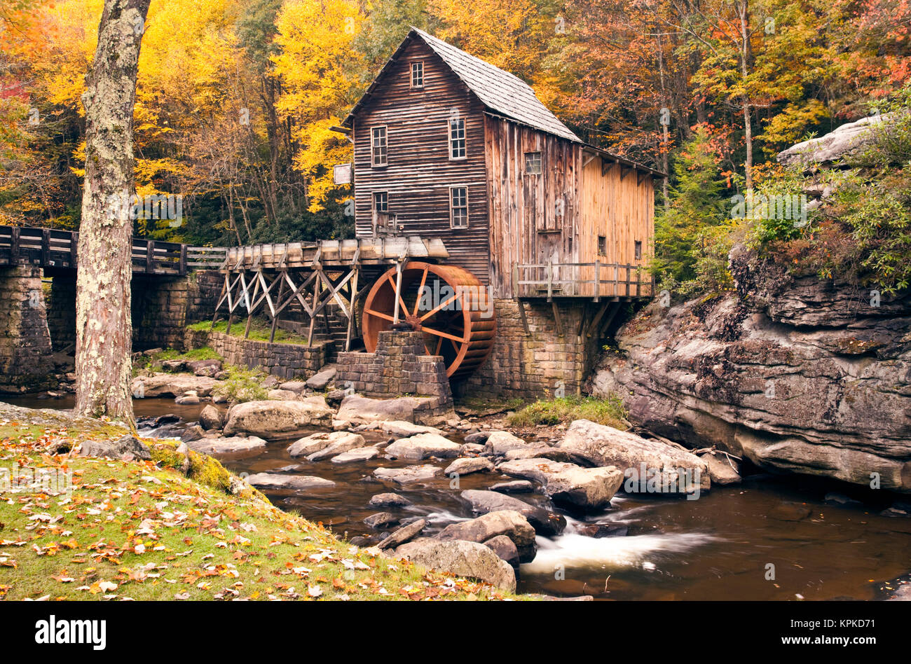 USA, West Virginia, Clifftop. Babcock State Park, The Glade Creek Grist Mill, autumn. Stock Photo