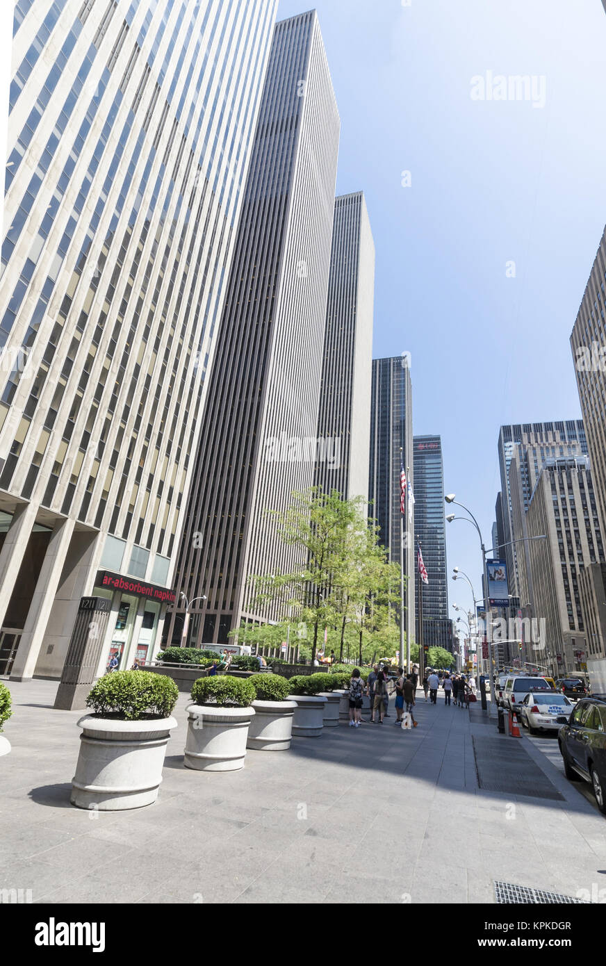 ⁴ᴷ⁶⁰ Walking NYC (Narrated) : Fifth Avenue from 60th Street to