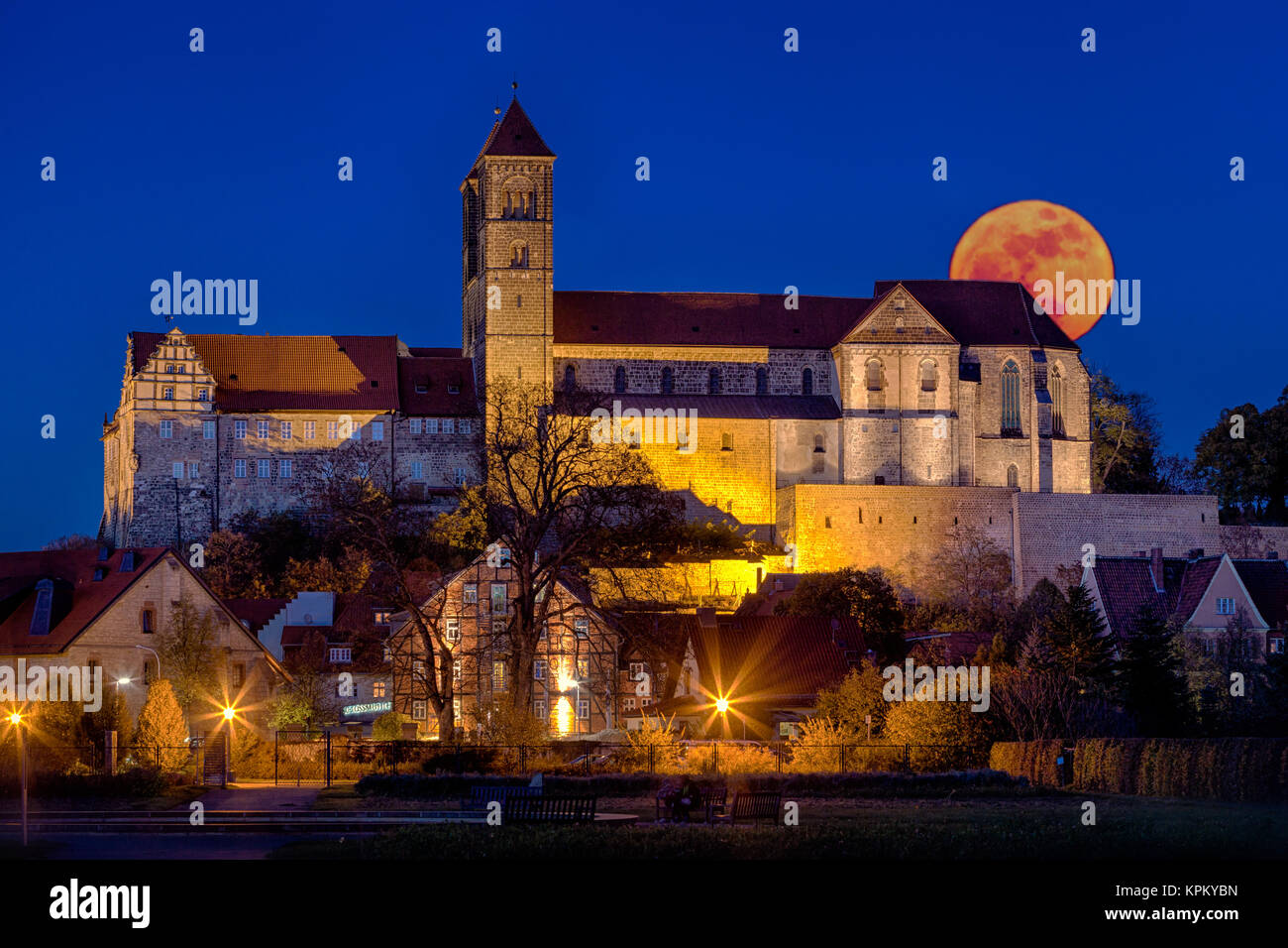 Nachtaufnahme Blick auf das Quedlinburger Schloss Stiftskirche Stock Photo