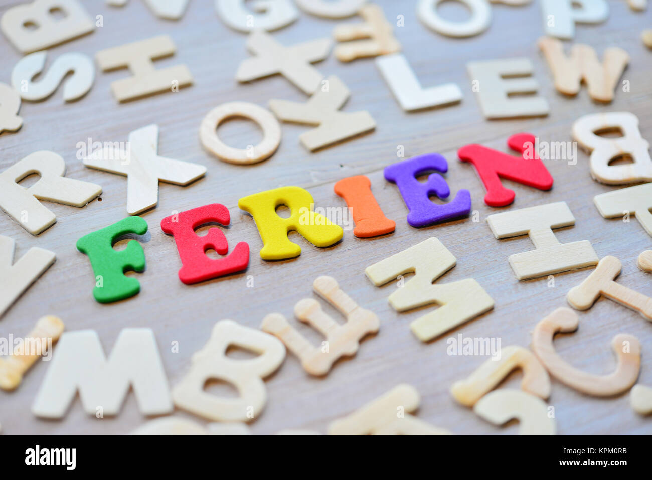 Ferien Holz Buchstaben Schule Sprachkurs Stock Photo