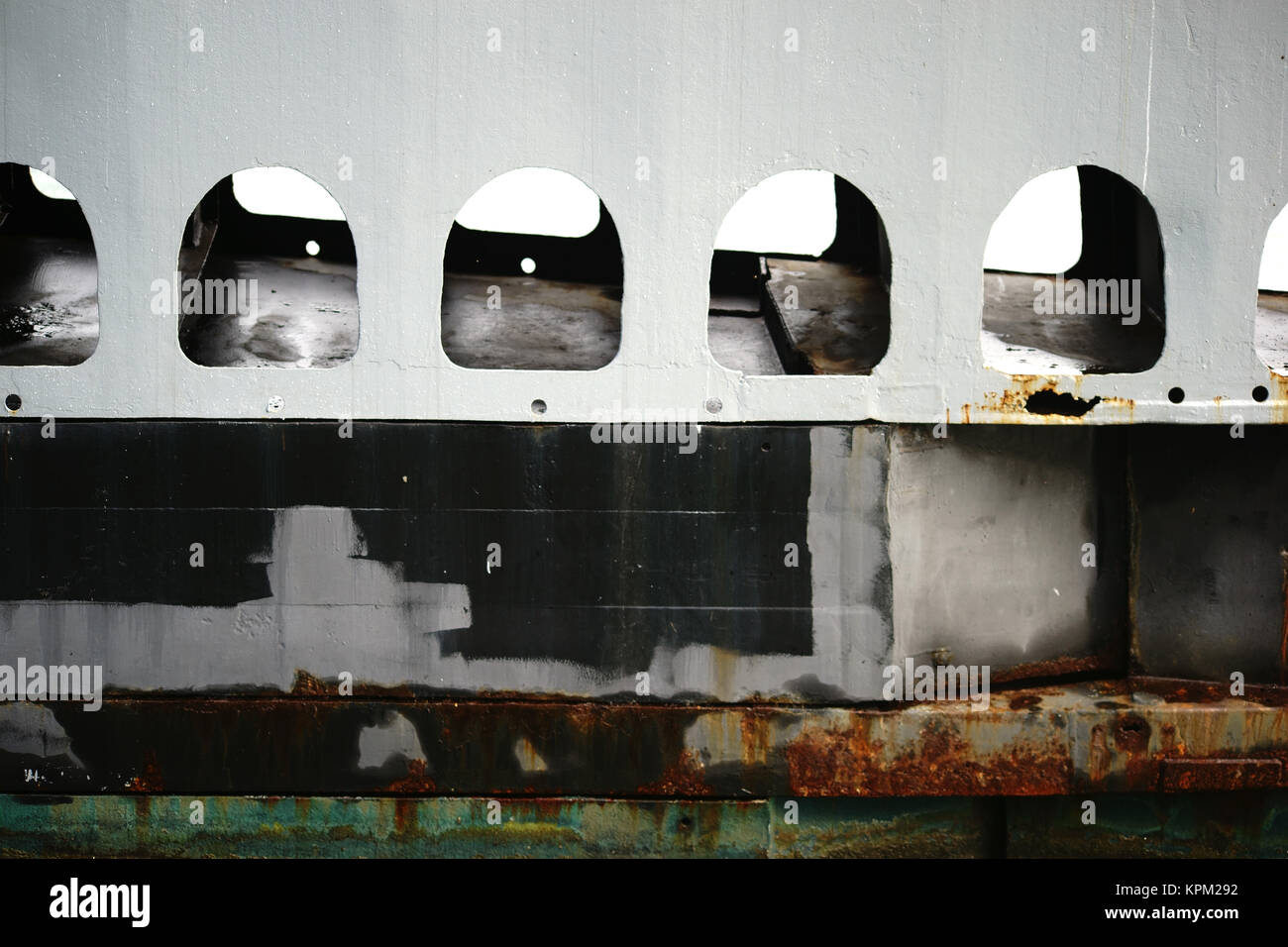 Die Nahaufnahme einer rostigen und mit Algen bewachsenen Schiffswand eines Unterwasserseebootes. Stock Photo