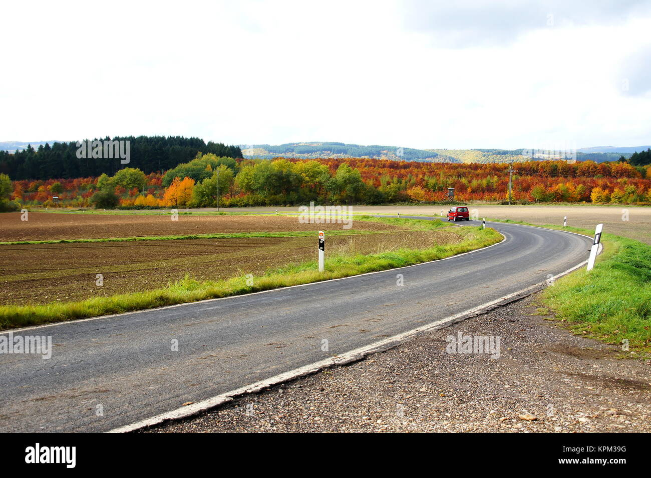 Landstrasse in einer bunter Herbstlandschaft im Hunsück Stock Photo