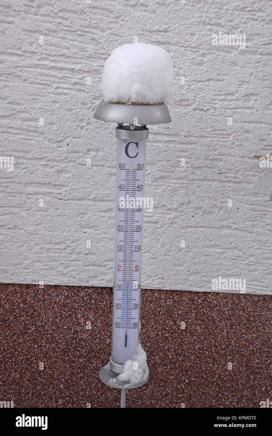 Thermometer , Winter, kalt, frost, temperatur, kälte, winterlich, anzeige, außenthermometer, messung, messgerät, messen Stock Photo
