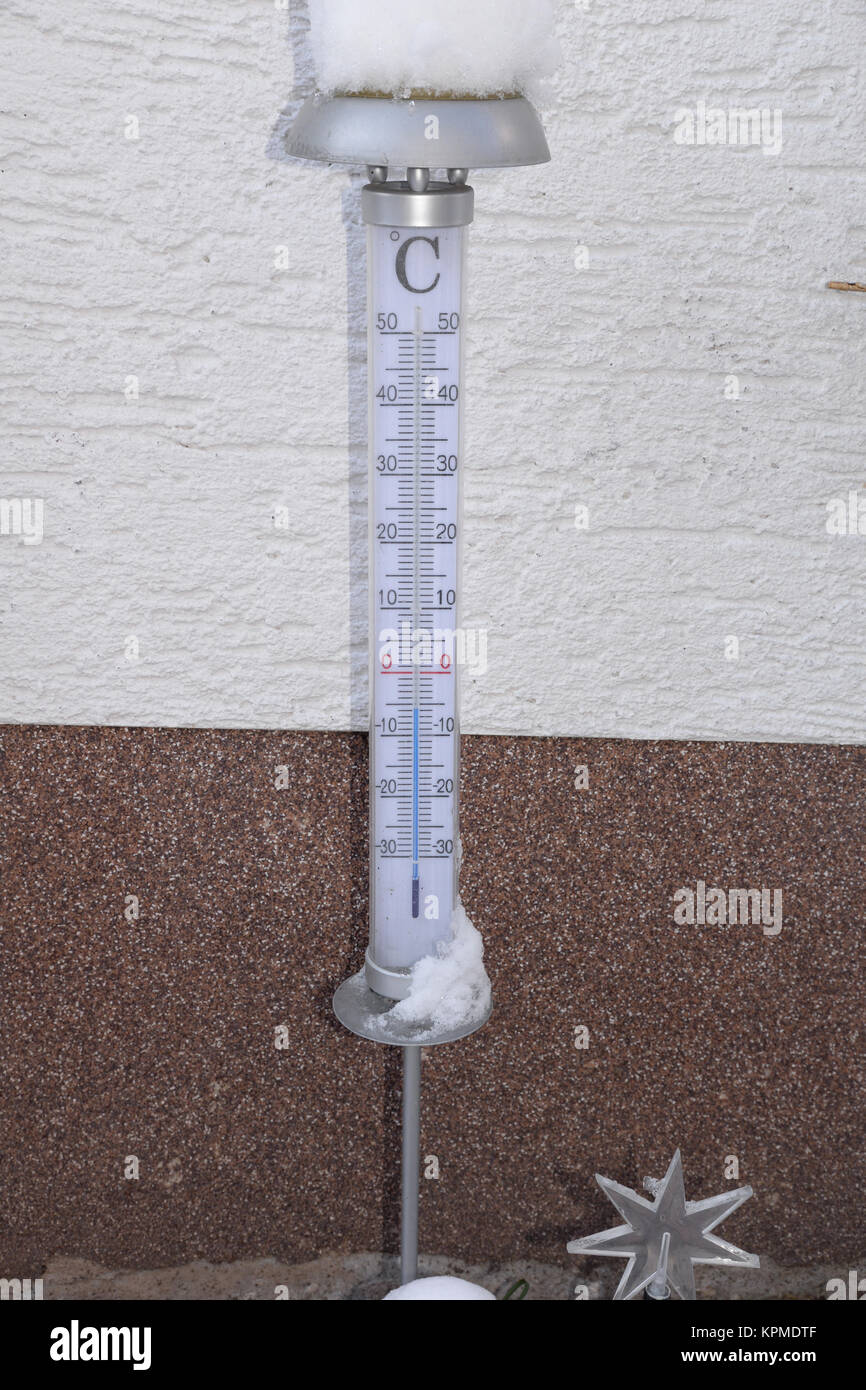 Thermometer , Winter, kalt, frost, temperatur, kälte, winterlich, anzeige, außenthermometer, messung, messgerät, messen Stock Photo