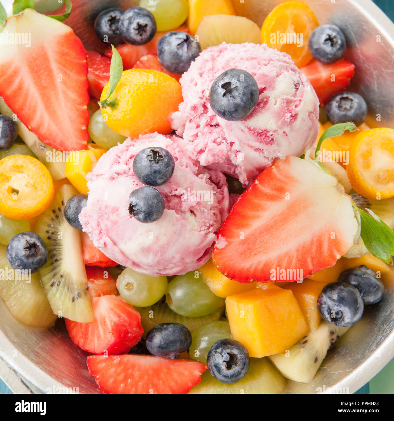 Bunter Obstsalat aus frischen Fruechten und zwei Kugeln Eiscreme Stock ...
