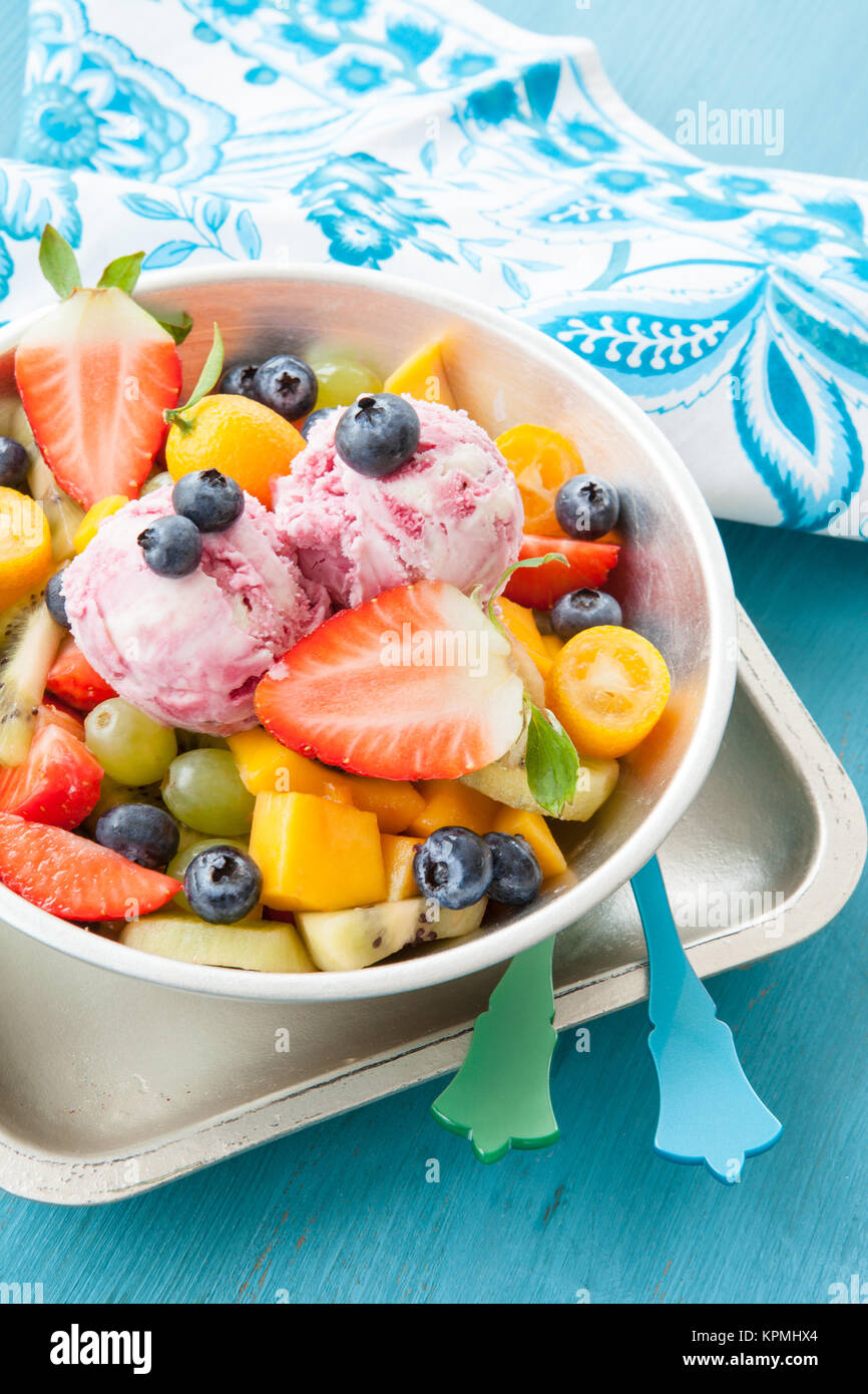 Bunter Obstsalat aus frischen Fruechten und zwei Kugeln Eiscreme Stock ...