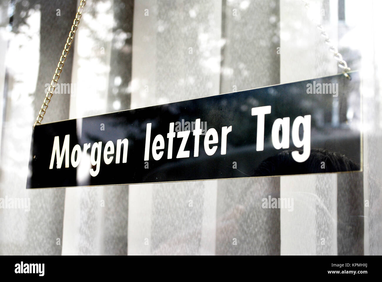 Schild mit der Aufschrift 'Morgen letzter Tag' - Weltuntergang Stock Photo