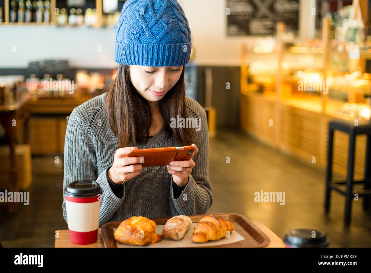 Женщина блондинка ее рецепты. Девочка завтракает фото. The morning she has breakfast. Angelina finished her breakfast. Английский he get up at seven.