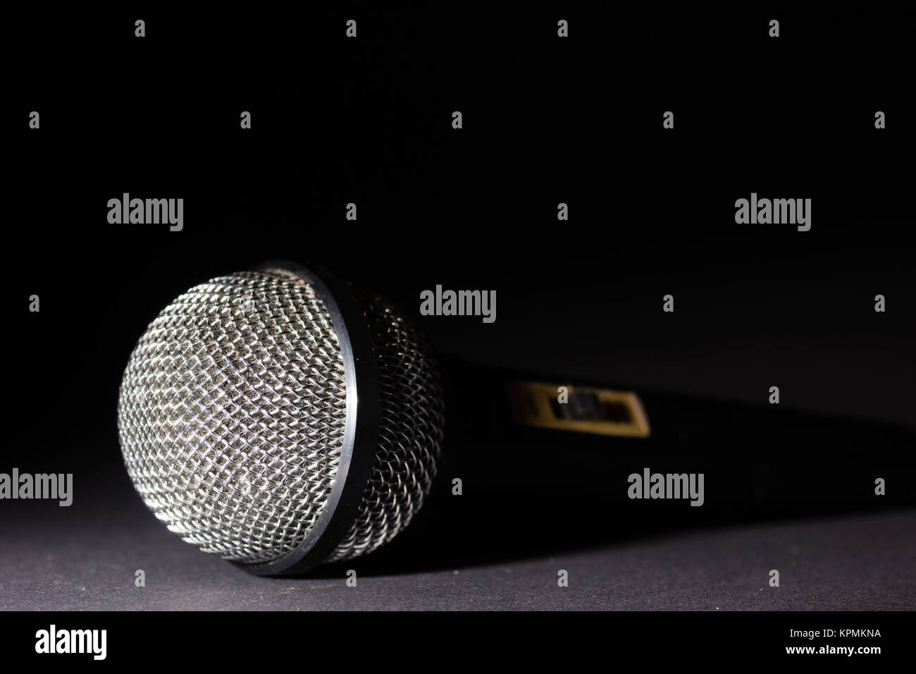 Mikrofon vor schwarzem Hintergrund Stock Photo