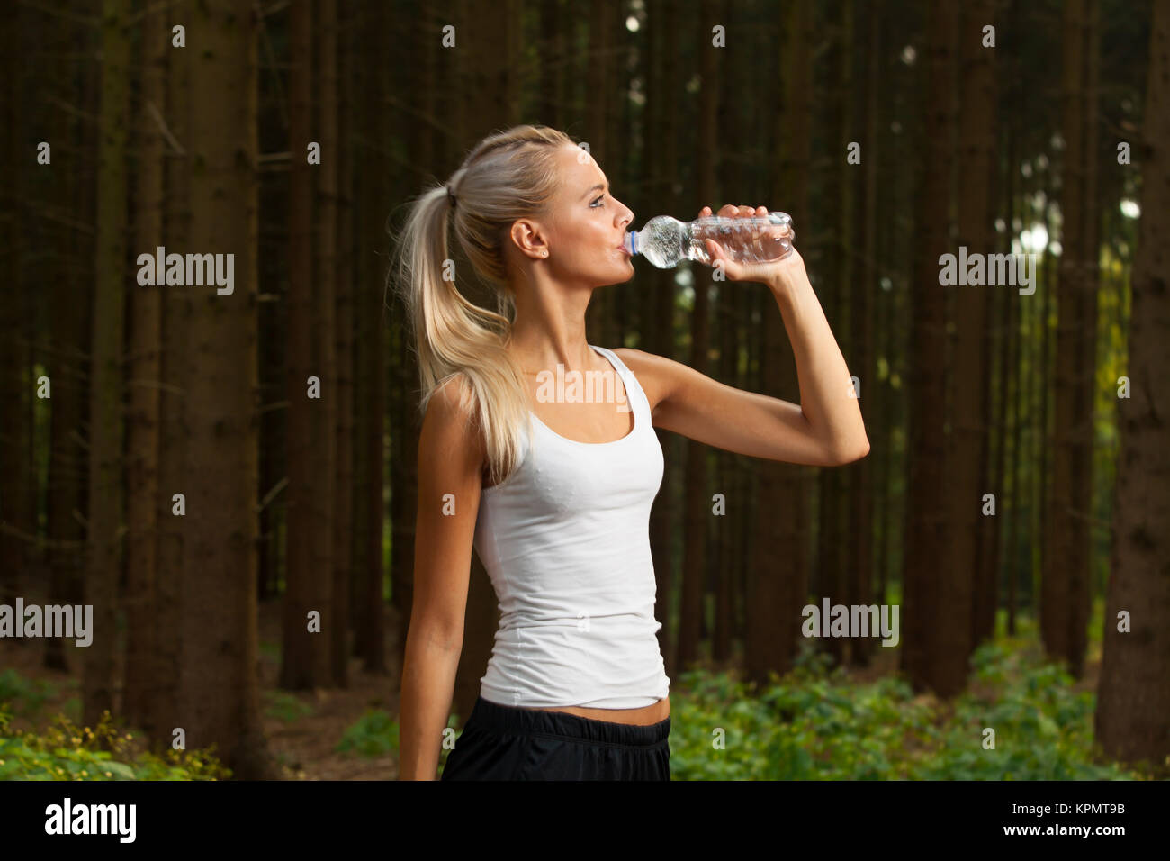 Junge weibliche Joggerin mit einer Wasserflasche Stock Photo