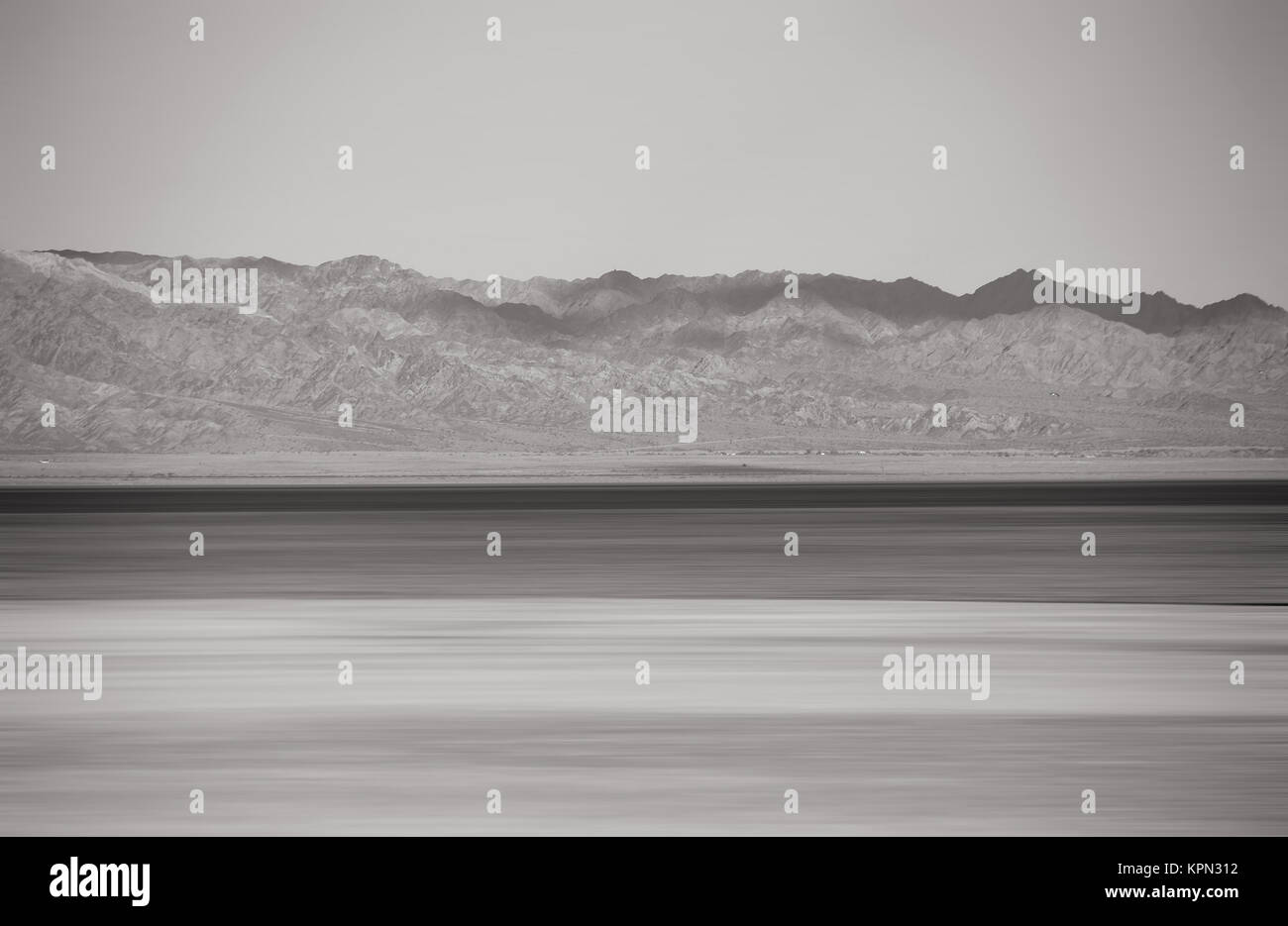 Die verwischte Landschaft des Saltonsees mit Bergketten im Hintergrund. Stock Photo