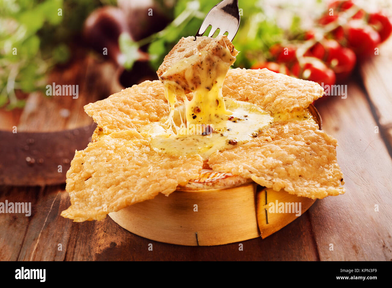 Закуска из плавленного сыра. Сырные корзиночки. Сырная закуска. Домашний сыр. Что можно быстро сделать из сыра.