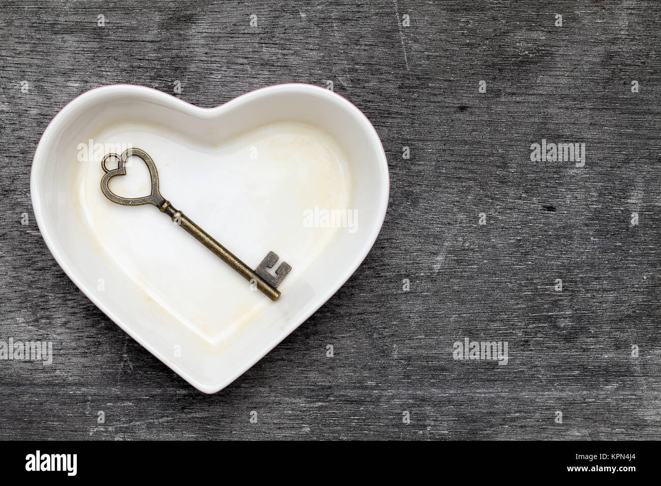 vintage key and heart shape plate on grunge wooden background Stock ...