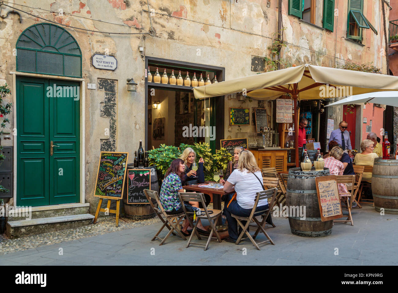 Outdoor dining italy hi res stock photography and images Alamy