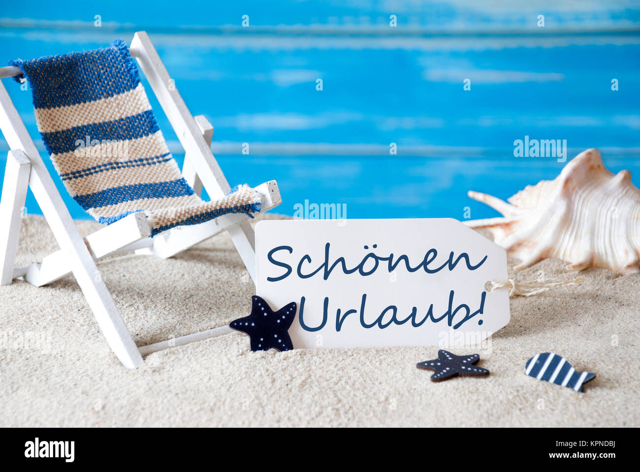 voor het geval dat projector thuis Summer Label With German Text Schoenen Urlaub Means Happy Holiday. Blue  Wooden Background. Card With Holiday Greetings. Beach Vacation Symbolized  By Sand, Deck Chair And Shell Stock Photo - Alamy