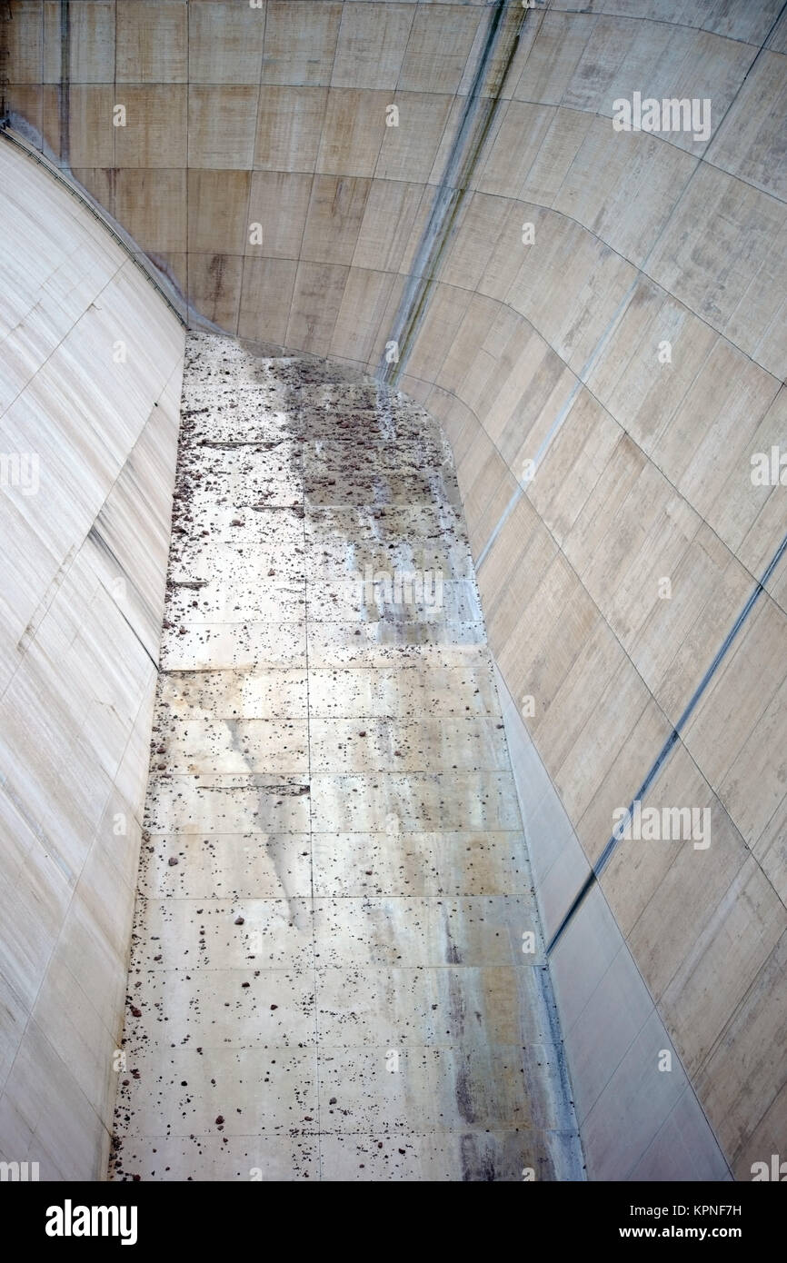 Das Auffangbecken einer Talsperre aus massivem Beton. Stock Photo